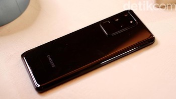 Bodi belakangnya berbalut kaca yang terlindungi Gorilla Glass 6. Foto: Adi Fida Rahman/detikINET