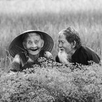 Mereka adalah pasangan yang langka. Le Van Se dan Nguyen Thi Loi hidup bahagia bersama sampai mereka menjadi tua. Dengan kekuatan cinta, mereka mengatasi semua kesulitan dalam kehidupan dan pernikahan. Mereka saling memperhatikan dan menikmati kebahagiaan bersama. Foto: dok. Fotografer Nguyen Vu Phuoc