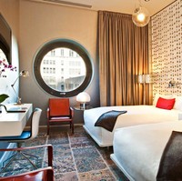 Bagi siapapun yang menginap di hotel Dream Downtown, Amerika Serikat, kamu tidak perlu lagi pergi ke gym untuk berolahraga karena mereka bisa melakukannya di kamar hotel. Ini berkat kerjasama pihak hotel dengan Melissa Wood Health. Instruktur yoga dan pilates bersertifikat dan pelatih kesehatan Melissa Wood-Tepperbag adalah orang yang menciptakan inovasi ini.Foto: dok. Dream Downtown