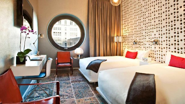 Bagi siapapun yang menginap di hotel Dream Downtown, Amerika Serikat, kamu tidak perlu lagi pergi ke gym untuk berolahraga karena mereka bisa melakukannya di kamar hotel. Ini berkat kerjasama pihak hotel dengan Melissa Wood Health. Instruktur yoga dan pilates bersertifikat dan pelatih kesehatan Melissa Wood-Tepperbag adalah orang yang menciptakan inovasi ini.Foto: dok. Dream Downtown