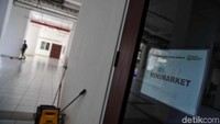 Tidak hanya belum dihuni, minimarket juga belum beroperasi.