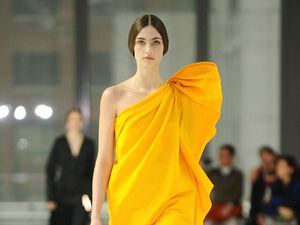 15 Koleksi Gaun Penuh Warna Carolina Herrera di New York Fashion Week 2020