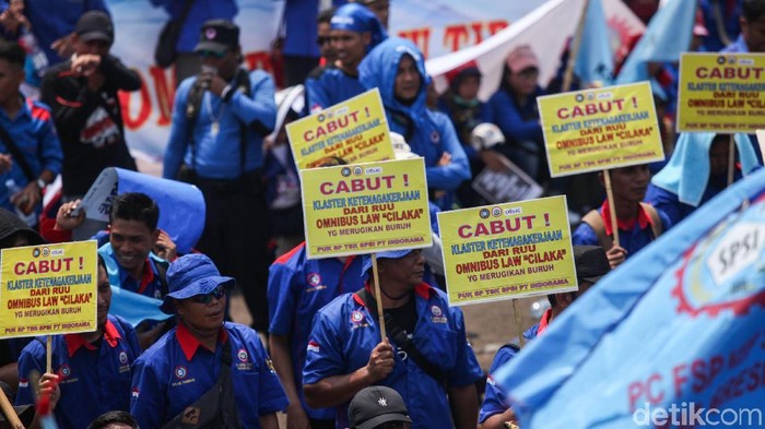 Massa buruh menggelar demo di Gedung DPR RI, Jakarta, untuk menolak Omnibus Law Cipta Kerja. Buruh mengancam mogok massal bila RUU tersebut disahkan.