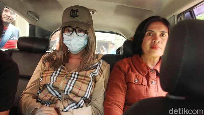 Usai diperiksa, siang ini polisi akan melakukan pengecekan terhadap darah dan rambut Lucinta Luna ke Laboratorium Forensik (Labfor).