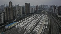 Sejumlah kereta berkecepatan tinggi tampak terparkir dan tidak digunakan sementara waktu di salah satu stasiun yang berada di kawasan Wuhan, Provinsi Hubei, China. Getty Images.