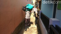 Rumah yang tertimbun tidak bisa dihuni lantaran rawan ambruk dan membahayakan pemiliknya.
