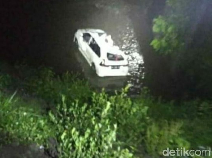 Minibus Terjun Ke Dam Aliran Lahar Sedalam 10 Meter