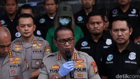 Kabid Humas Polda Metro Jaya Kombes Yusri Yunus mengatakan, identitas Lucinta Luna pada KTP memang berjenis kelamin perempuan. Namun, dalam paspornya, jenis kelamin Lucinta Luna adalah seorang laki-laki.