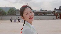 Aktris kelahiran 1995 ini juga terkenal lewat perannya sebagai bintang video klip BTS untuk lagu With Seoul. Foto: Instagram @kohsoojeong
