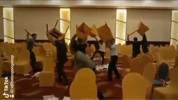 Video TikTok Parodi Kongres PAN Video TikTok Parodi Kongres PAN adegan lempar kursi