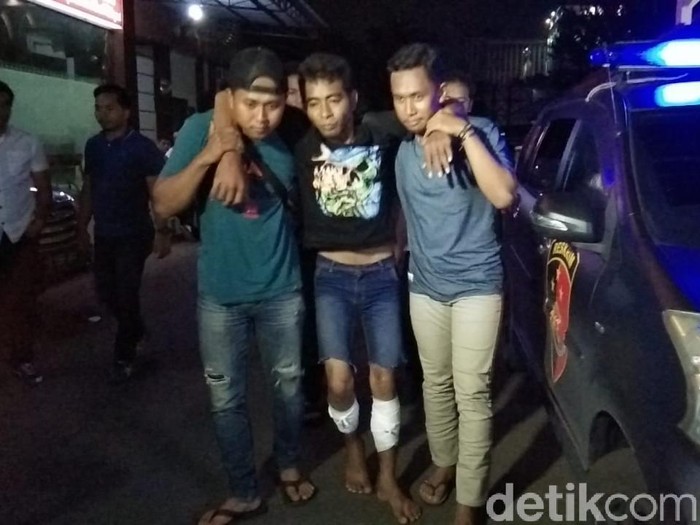 Polisi menangkap dua pelaku curanmor yang kerap beroperasi di Singosari, Malang. Keduanya dihadiahi timah panas karena melawan petugas saat hendak ditangkap.