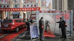 Warga China Mandi Disinfektan untuk Tangkal Virus Corona
