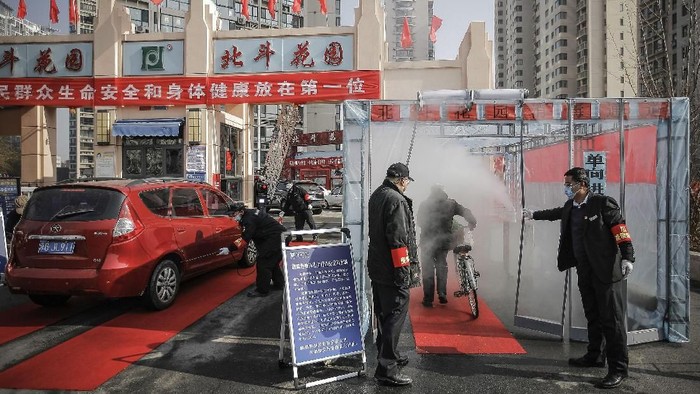 Antisipasi penyebaran virus corona yang kini memiliki nama resmi Covid-19 terus dilakukan di China. Warga disemprot desinfektan untuk menangkal virus tersebut.