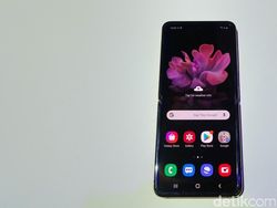 Menggenggam Galaxy Z Flip, Ponsel Layar Lipat Imut Harga Rp 21 Juta