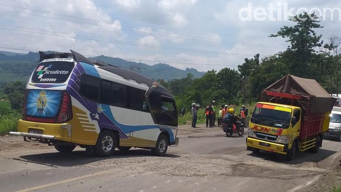 Jalan di Tomo sumedang ambles, arus lalu lintas macet