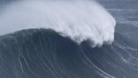 Pesisir Praia do Narte, Portugal, terkenal sebagai salah satu lokasi paling menantang bagi para peselancar dunia. Pasalnya kawasan itu terkenal dengan ombak raksasanya yang menantang.