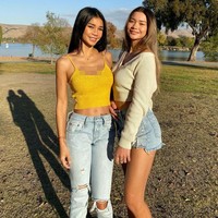 Joleen Diaz sendiri berusia 43 tahun. Sementara putrinya Meilani Parks berusia 19 tahun.  Dalam foto ini, Joleen yang menggunakan atasan kuning yang bersanding dengan putrinya. Foto: Instagram