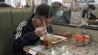 Para pengunjung tetap nyaman saat menyantap masakan.