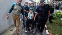 Kivlan didakwa dengan dua dakwaan. Dakwaan pertama, Kivlan dinilai telah melanggar Pasal 1 Ayat 1 Undang-undang Darurat Nomor 12/drt/1951 juncto Pasal 55 Ayat 1 ke-1 KUHP. Dakwaan kedua yaitu dia didakwa telah melanggar Pasal 1 Ayat 1 Undang-undang Darurat Nomor 12/drt/1951 juncto Pasal 56 Ayat 1 KUHP.