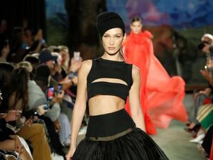 Foto Bella Hadid di New York Fashion Week, Dada Terekspos Hingga Pakai Veil