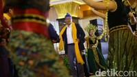 Adapun kesembilan program prioritas tersebut adalah meningkatkan akses pendidikan untuk semua, desentralisasi pelayanan kesehatan, meningkatkan pertumbuhan ekonomi berbasis inovasi, mengembangkan destinasi wisata dan infrastruktur pariwisata, mewujudkan pesantren juara, meningkatkan infrastruktur konektivitas wilayah, gerakan membangun desa, memberikan subsidi gratis untuk golongan ekonomi lemah dan terakhir, meningkatkan inovasi pelayanan publik dan penataan.