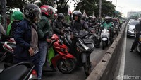 Tak hilang akal, para pemotor yang mengetahui ada razia pun melakukan berbagai cara demi menghindari tilang. Tak sedikit dari mereka yang nekat putar balik dan melawan arah agar terhindar dari tilang.