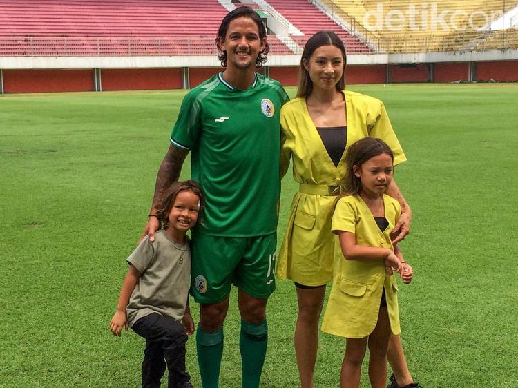 Didampingi Istri-Anak, Irfan Bachdim Berkostum PSS Sleman