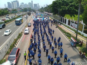 Massa Buruh Menyemut di Depan DPR, Kendaraan Dialihkan ke Busway