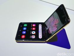 Menggenggam Galaxy Z Flip, Ponsel Layar Lipat Imut Harga Rp 21 Juta