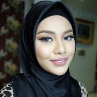 Aurel Hermansyah banyak mendapatkan respons positif dari netizen saat memakai hijab. Tak sedikit netizen yang mendoakan Aurel istiqomah. Foto: Instagram @ aurelie.hermansyah