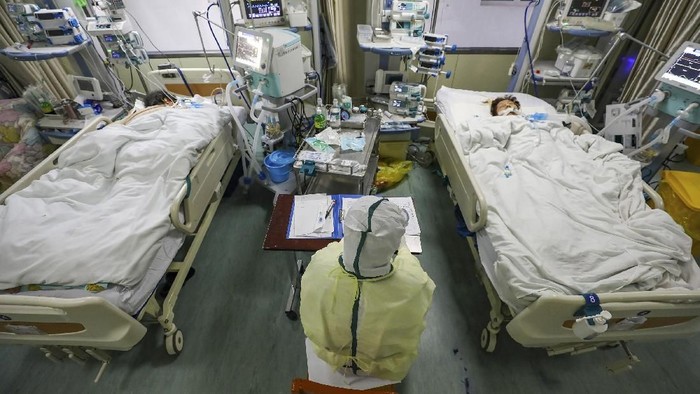 Ganasnya virus corona menambah jumlah korban jiwa menjadi 1.113 orang di China pada Rabu (12/2). Berikut foto-foto ketatnya penanganan medis yang dilakukan.