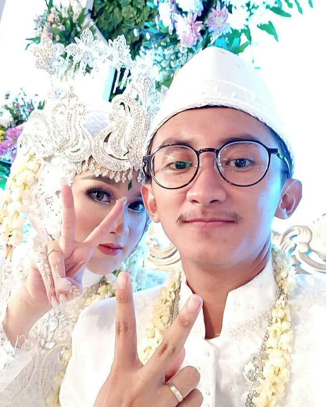 Kurang lebih dua minggu setelah perkenalannya di Instagram, Abimanyu dan ibunya datang ke rumah Heni untuk bersilaturahmi. Pada 14 Desember 2019, mereka pun melangsungkan lamaran, dan mantap mengucap janji suci pernikahan pada 2 Februari 2020. Sejak kisah cintanya itu viral, banyak netizen nyinyir. Foto: Instagram @heni.kn