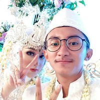 Kurang lebih dua minggu setelah perkenalannya di Instagram, Abimanyu dan ibunya datang ke rumah Heni untuk bersilaturahmi. Pada 14 Desember 2019, mereka pun melangsungkan lamaran, dan mantap mengucap janji suci pernikahan pada 2 Februari 2020. Sejak kisah cintanya itu viral, banyak netizen nyinyir. Foto: Instagram @heni.kn