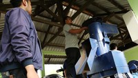 Setelah itu, sampah dimasukkan ke mesin pencacah dan tahap akhir melalui proses peletisasi. Mesin-mesin yang digunakan merupakan bagian dari program CSR PLN.