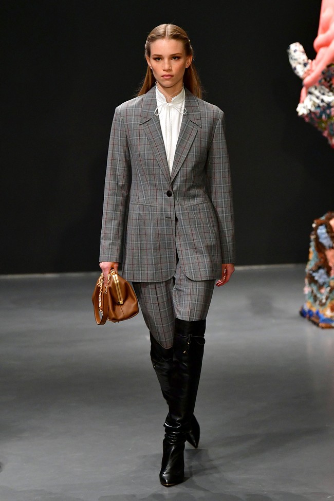 Fashion show Tory Burch fall/winter 2020 di New York Fashion Week 2020 yang digelar di Galeri Seni Sotheby, New York, Minggu [9/2/2020]. Photo by Slaven Vlasic/Getty Images.