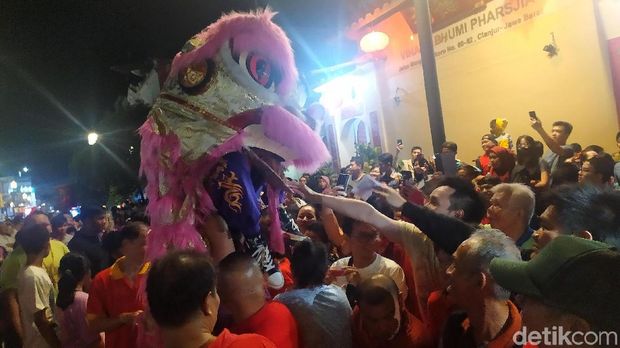 Ribuan warga Cianjur memadati Jalan Mangunsarkoro tepatnya di depan Vihara Bhumi Parsjia untuk menyaksikan Cap Go Meh, Selasa (11/2/2020) malam. Pawai Cap Go Meh yang menampilkan beragam kebudayaan, mulai dari Barongsai dan liong.