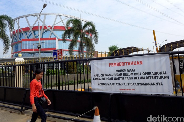 Hingga saat ini, Mal Cipinang masih ditutup terimbas banjir besar yang melanda Jabodetabek belum lama ini.