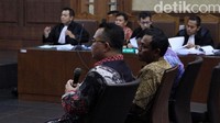 Dalam sidang ini, eks Direktur Utama PTPN III Dolly Parlagutan Pulungan didakwa menerima uang SGD 345.000 (setara Rp 3,5 miliar) dari pengusaha Pieko Njotosetiadi. Uang tersebut berkaitan dengan persetujuan kontrak jangka panjang pembelian gula. Uang Rp 3,5 miliar diterima Dolly Parlagutan melalui eks Direktur Pemasaran PTPN III Persero I Kadek Kertha Laksana.
