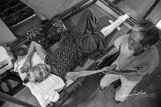 Suatu hari, Nguyen Thi Loi terpeleset dan kakinya patah. Dia hanya berbaring di satu tempat karena dia tidak bisa bergerak. Le Van Se merawat Nguyen Thi Loi. Sedihnya, karena usia tuanya dan rasa sakit pada kaki yang patah, Nguyen Thi Loi meninggal pada usia 88 tahun. Foto: dok. Fotografer Nguyen Vu Phuoc