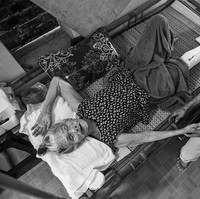 Suatu hari, Nguyen Thi Loi terpeleset dan kakinya patah. Dia hanya berbaring di satu tempat karena dia tidak bisa bergerak. Le Van Se merawat Nguyen Thi Loi. Sedihnya, karena usia tuanya dan rasa sakit pada kaki yang patah, Nguyen Thi Loi meninggal pada usia 88 tahun. Foto: dok. Fotografer Nguyen Vu Phuoc