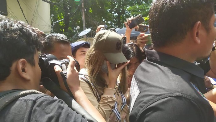 Lucinta Luna dibawa ke Labfor untuk cek darah dan rambut