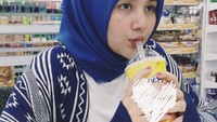 Mampir ke supermarket, Una Mulia mampir sambil memesan minuman segar di sana. Tak lupa juga abadikan foto sambil menyedot minuman tersebut.Foto: Instagram @Unamaulina