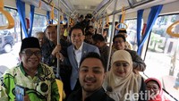 Ketua Umum DPP LDII Abdullah Syam, bersama Wakil ketua DPR RI Aziz Syamsuddin, mencoba mobil listrik keliling kawasan Senayan seusai mengikuti Focus Group Discussion (FGD) di Kantor LDII, Jakarta, Rabu (12/2/2020).
