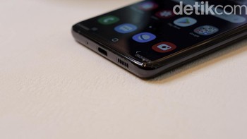 Baterainya berkapasitas 5.000 mAh dengan pengisian cepat. Foto: Adi Fida Rahman/detikINET