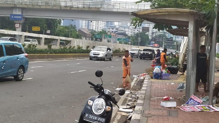 Demo Buruh Bubar, Sampah Berserakan di Depan Gedung DPR