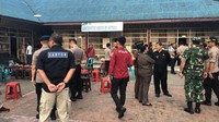 Hingga akhirnya terjadi kerusuhan pada sekitar pukul 12.00 WIB siang tadi yang diduga dipicu provokasi keempat napi. Ada napi yang berteriak-teriak lalu menyerang petugas Rutan. Mereka kemudian merangsek ke depan gedung perkantoran Rutan Kabanjahe. Foto: Istimewa.