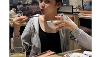 Tampil sederhana dan imut, begini Syifa Hadju saat menyantap makanan BBQ All You Can Eat di salah satu resto BBQ Jepang. Foto: Istimewa