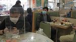 Imbas Corona, Meja Makan di Hong Kong Disekat Panel Plastik