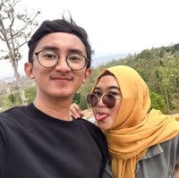  Heni mengaku mengenal sosok pria yang kini menjadi suaminya hanya dua bulan. Sebulan setelah mengenal Abimanyu melalui DM Instagram, mereka langsung mengurus pernikahan. Kami mengenal melalui social media (Instagram) tepatnya pada tanggal 27 November 2019 dia follow saya. Dan tanggal 29 November dia chat saya melalui DM, cerita Heni Foto: Instagram @heni.kn