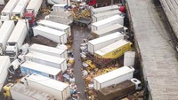 Dilansir dari AP News, berton-ton buah-buahan dan bahan makanan yang terendam banjir itu akan dibuang guna mencegah risiko kontaminasi apabila dikonsumsi.